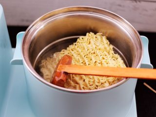 8、对虾红肠时蔬泡面,大火煮沸清水后，放入一包方便面。