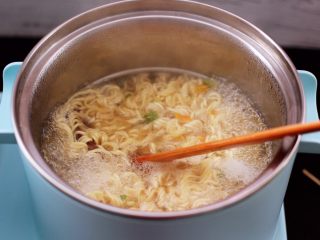 11、对虾红肠时蔬泡面,大火继续煮沸。