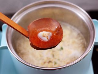 10、对虾红肠时蔬泡面,再放入方便面里的猪油调料包。