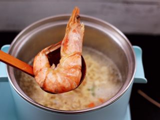 12、对虾红肠时蔬泡面,这个时候放入提前煮熟的大对虾。