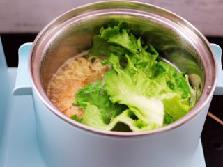 14、对虾红肠时蔬泡面,这个时候放入洗净的生菜。
