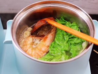 15、对虾红肠时蔬泡面,看见生菜断生变色的时候，即可关火。