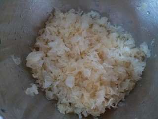 5、超级拉丝红枣桃胶银耳汤,泡发的银耳用剪刀剪碎。越碎越好，有助于银耳的胶原蛋白完美释放。
