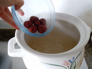 8、超级拉丝红枣桃胶银耳汤,煮一个小时后加入红枣和老冰糖