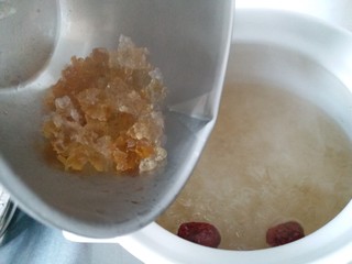 9、超级拉丝红枣桃胶银耳汤,加入红枣煮半个小时后再加入桃胶，再煮半个小时。