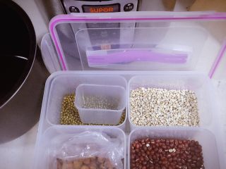 1、桂圆红豆薏米粥,准备材料