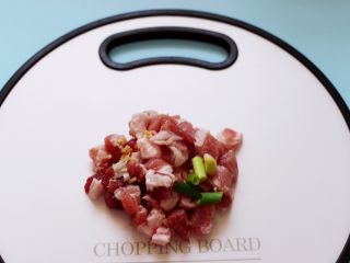 2、灯笼茄子,把猪肉洗净后用刀切小块，葱姜切碎。