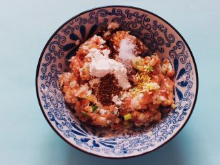 6、灯笼茄子,猪肉馅里加入葱末和姜末，适量盐和鸡精，再加入料酒和花椒粉，最后加入生抽。