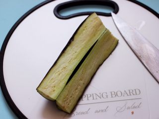 8、灯笼茄子,茄子洗净，不用削皮，用刀去头去尾，一切成二开。