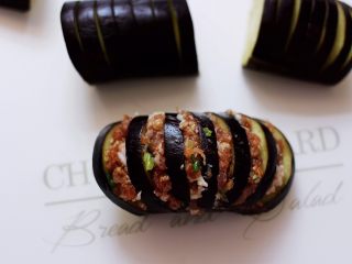 11、灯笼茄子,把提前拌好的肉馅塞进茄子夹好。