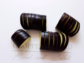 10、灯笼茄子,切至每个有7片的时候切断，切成这样就可以了。