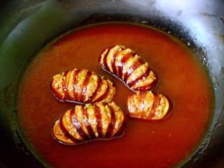 14、灯笼茄子,另起锅加入番茄酱、适量清水和白糖，大火烧开后，加水淀粉勾芡，放入蒸好的茄子，用勺子把做好的汤汁浇到茄子上即可。