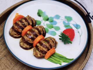 15、灯笼茄子,啦啦啦，灯笼茄子出锅摆盘即可。