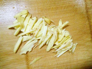 6、秋梨膏,姜洗净，去皮，切成丝