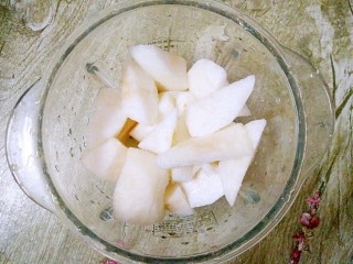 7、秋梨膏,把雪梨放入搅拌机里