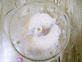 8、秋梨膏,启动机器搅成梨蓉