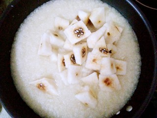 10、秋梨膏,倒入雪梨核