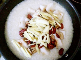 12、秋梨膏,倒入姜丝