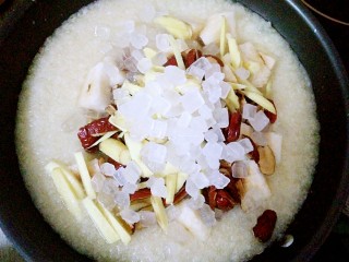 13、秋梨膏,倒入冰糖