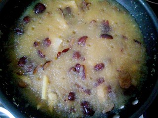 15、秋梨膏,待梨蓉煮成黄色就可以了