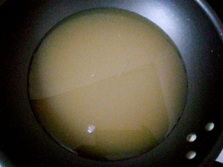 19、秋梨膏,把梨汁倒入锅里