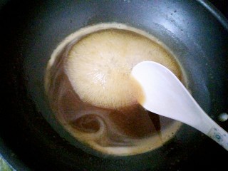 21、秋梨膏,待梨汁慢慢变浓稠，转小火，同时需要不停的搅拌