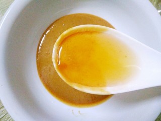 24、秋梨膏,待梨汁放凉，倒入蜂蜜