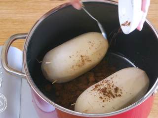 7、糯米莲藕12m+（宝宝辅食）,接着，莲藕下锅，放入红糖、冰糖、红枣和枸杞~