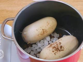 8、糯米莲藕12m+（宝宝辅食）,接着，莲藕下锅，放入红糖、冰糖、红枣和枸杞~