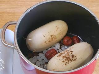 9、糯米莲藕12m+（宝宝辅食）,接着，莲藕下锅，放入红糖、冰糖、红枣和枸杞~