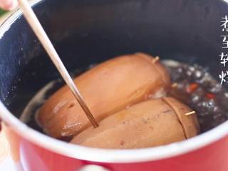 12、糯米莲藕12m+（宝宝辅食）,然后开大火煮开，小火煮到软烂，用筷子能轻松扎动的程度就可以啦~