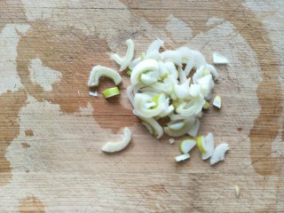 2、海参海木耳汤,葱白切葱花