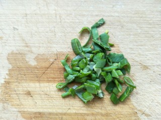 3、海参海木耳汤,葱叶切碎。