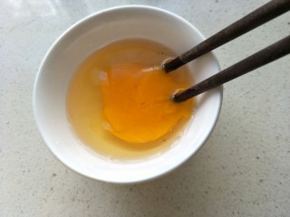 6、海参海木耳汤,鸡蛋打散。