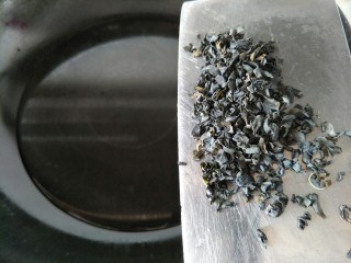 7、海参海木耳汤,锅里放适量水烧开后放入海木耳。