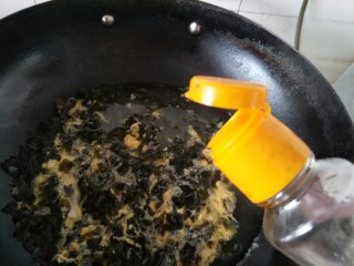 13、海参海木耳汤,出锅前滴两滴香油。