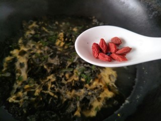 15、海参海木耳汤,最后加入枸杞。