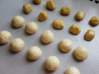 4、芝麻烧饼,4．把两种面团均匀的分成各十份。