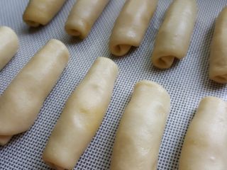 8、芝麻烧饼,8．自上而下卷起，将十个面团依次做好。