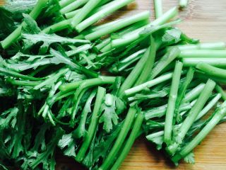 5、蒜蓉茼蒿,沥干水分切成段（如图所示）