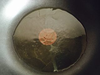 6、蒜蓉茼蒿,锅中倒入花生油加热至六成热