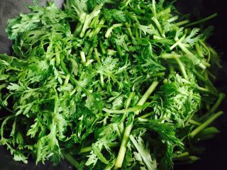 7、蒜蓉茼蒿,放入茼蒿大火翻炒片刻