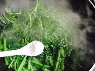 9、蒜蓉茼蒿,加1小茶匙盐