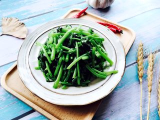 11、蒜蓉茼蒿,盛在漂亮的器皿