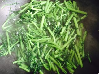 10、蒜蓉茼蒿,大火翻炒至断生即可