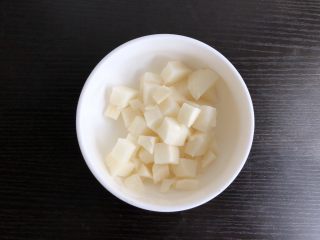 2、凉薯花生露,凉薯去皮切丁