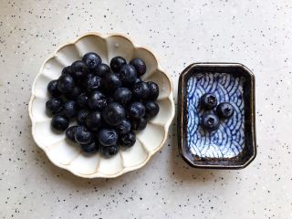 1、超健康巨美味高颜值的酸奶蓝莓藜麦糊糊,将蓝莓清洗干净，取出三粒比较美貌的备用