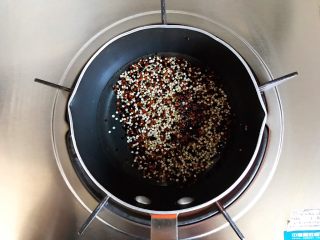 2、超健康巨美味高颜值的酸奶蓝莓藜麦糊糊,藜麦洗净之后放入小锅，入适量清水，中大火开煮
