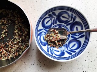 4、超健康巨美味高颜值的酸奶蓝莓藜麦糊糊,取出一小勺，备用