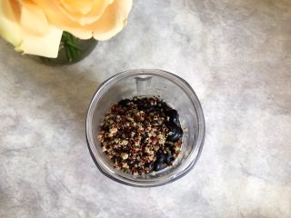 5、超健康巨美味高颜值的酸奶蓝莓藜麦糊糊,将蓝莓和藜麦放入原漾榨汁机内，原漾榨汁机的杯体材质选用国际认可的婴儿奶瓶同等物质，完全可以放心使用